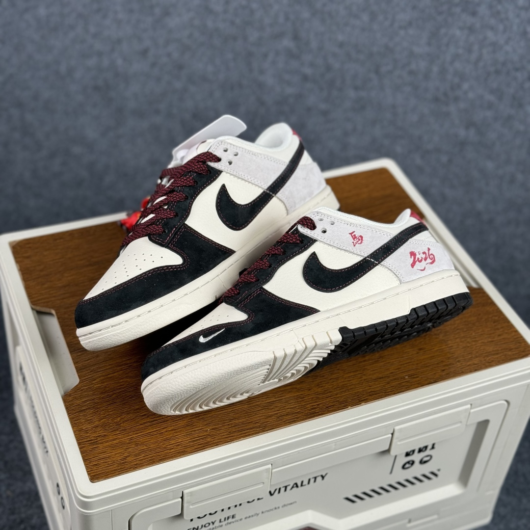 280 Nike Dunk Low 2026 丙午马年限定款 Swoosh 标识融入红金撞色的马形图案与火焰纹理 ZH2598-807-Chinese UA Cheap High Quatity Brand Clothes Bags handbags Sneakers wholesale wholesaler seller from China Factory suppliers Fashion Clothing Shoes best Quality Beautiful Price 280 Nike Dunk Low 2026 丙午马年限定款 Swoosh 标识融入红金撞色的马形图案与火焰纹理 ZH2598-807