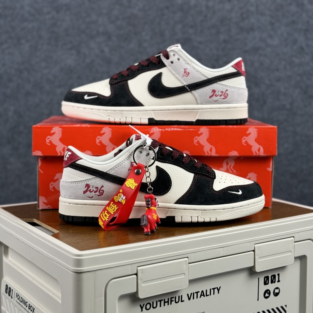 280 Nike Dunk Low 2026 丙午马年限定款 Swoosh 标识融入红金撞色的马形图案与火焰纹理 ZH2598-807-Chinese UA Cheap High Quatity Brand Clothes Bags handbags Sneakers wholesale wholesaler seller from China Factory suppliers Fashion Clothing Shoes best Quality Beautiful Price 280 Nike Dunk Low 2026 丙午马年限定款 Swoosh 标识融入红金撞色的马形图案与火焰纹理 ZH2598-807