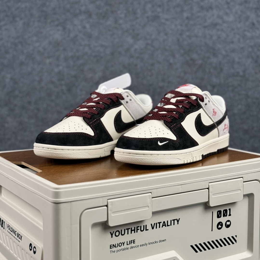 280 Nike Dunk Low 2026 丙午马年限定款 Swoosh 标识融入红金撞色的马形图案与火焰纹理 ZH2598-807-Chinese UA Cheap High Quatity Brand Clothes Bags handbags Sneakers wholesale wholesaler seller from China Factory suppliers Fashion Clothing Shoes best Quality Beautiful Price 280 Nike Dunk Low 2026 丙午马年限定款 Swoosh 标识融入红金撞色的马形图案与火焰纹理 ZH2598-807