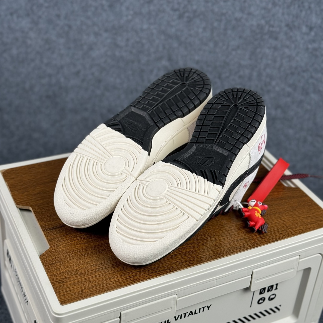 280 Nike Dunk Low 2026 丙午马年限定款 Swoosh 标识融入红金撞色的马形图案与火焰纹理 ZH2598-807-Chinese UA Cheap High Quatity Brand Clothes Bags handbags Sneakers wholesale wholesaler seller from China Factory suppliers Fashion Clothing Shoes best Quality Beautiful Price 280 Nike Dunk Low 2026 丙午马年限定款 Swoosh 标识融入红金撞色的马形图案与火焰纹理 ZH2598-807