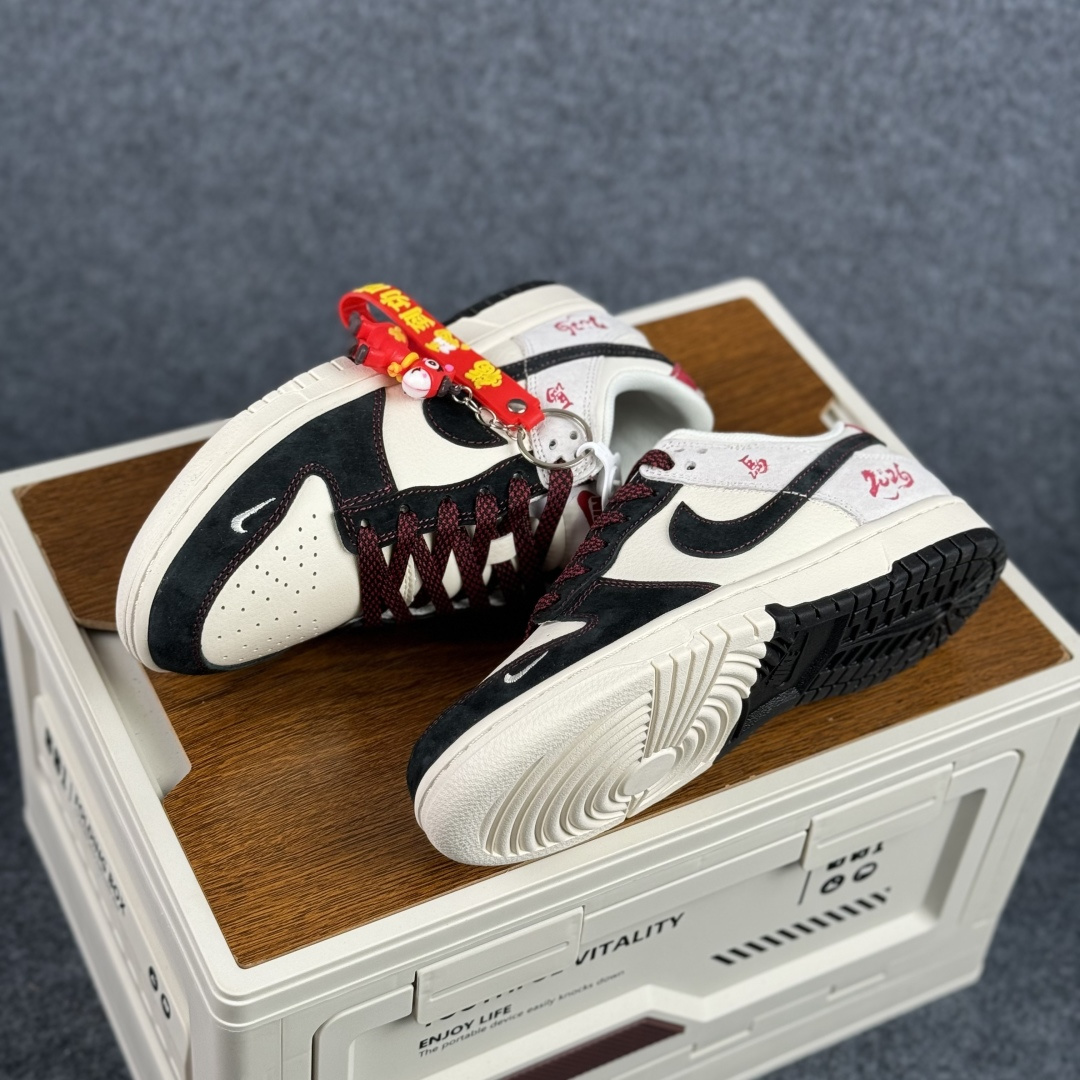 280 Nike Dunk Low 2026 丙午马年限定款 Swoosh 标识融入红金撞色的马形图案与火焰纹理 ZH2598-807-Chinese UA Cheap High Quatity Brand Clothes Bags handbags Sneakers wholesale wholesaler seller from China Factory suppliers Fashion Clothing Shoes best Quality Beautiful Price 280 Nike Dunk Low 2026 丙午马年限定款 Swoosh 标识融入红金撞色的马形图案与火焰纹理 ZH2598-807