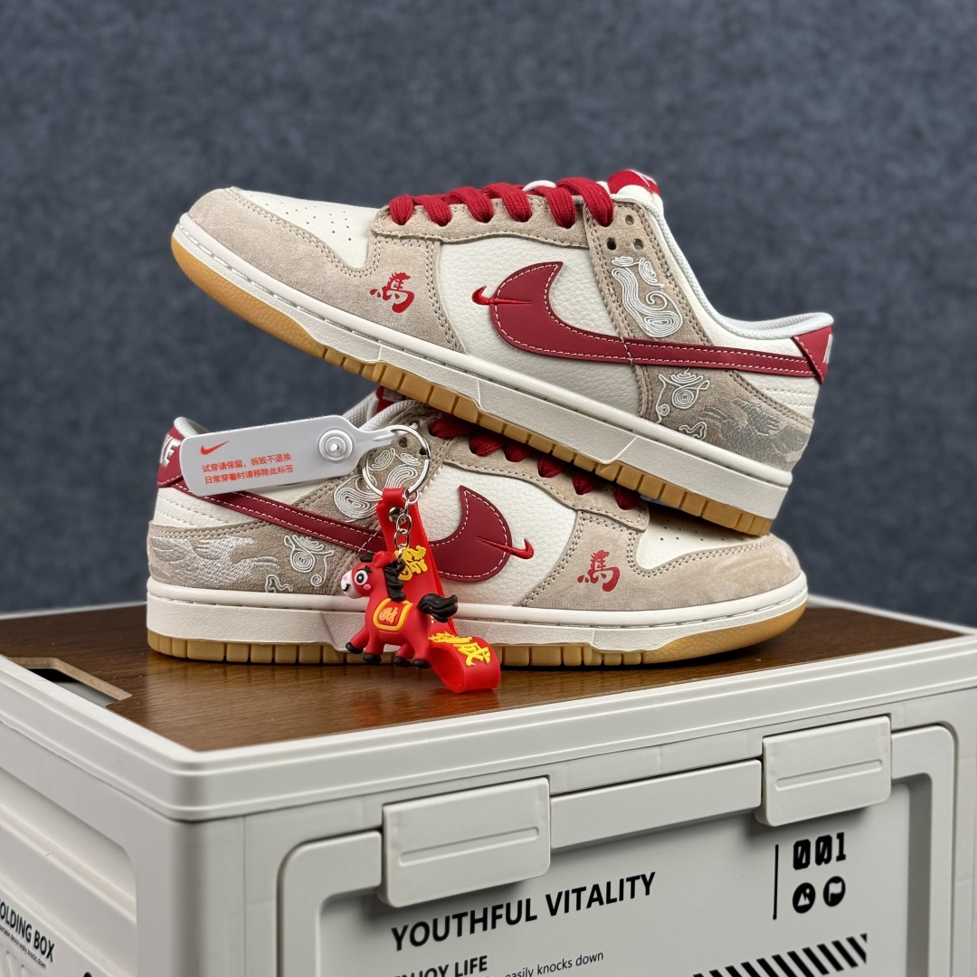 Nike Dunk Low 2026 丙午马年限定款 Swoosh 标识融入红金撞色的马形图案与火焰纹理 DX2688-016-Top High Quatity Cheap Sneakers Fashion Clothing Clothes Bags handbags Shoes of all Brand wholesale With The best Quality And Beautiful Price from China Factory Chinese suppliers wholesaler seller Nike Dunk Low 2026 丙午马年限定款 Swoosh 标识融入红金撞色的马形图案与火焰纹理 DX2688-016