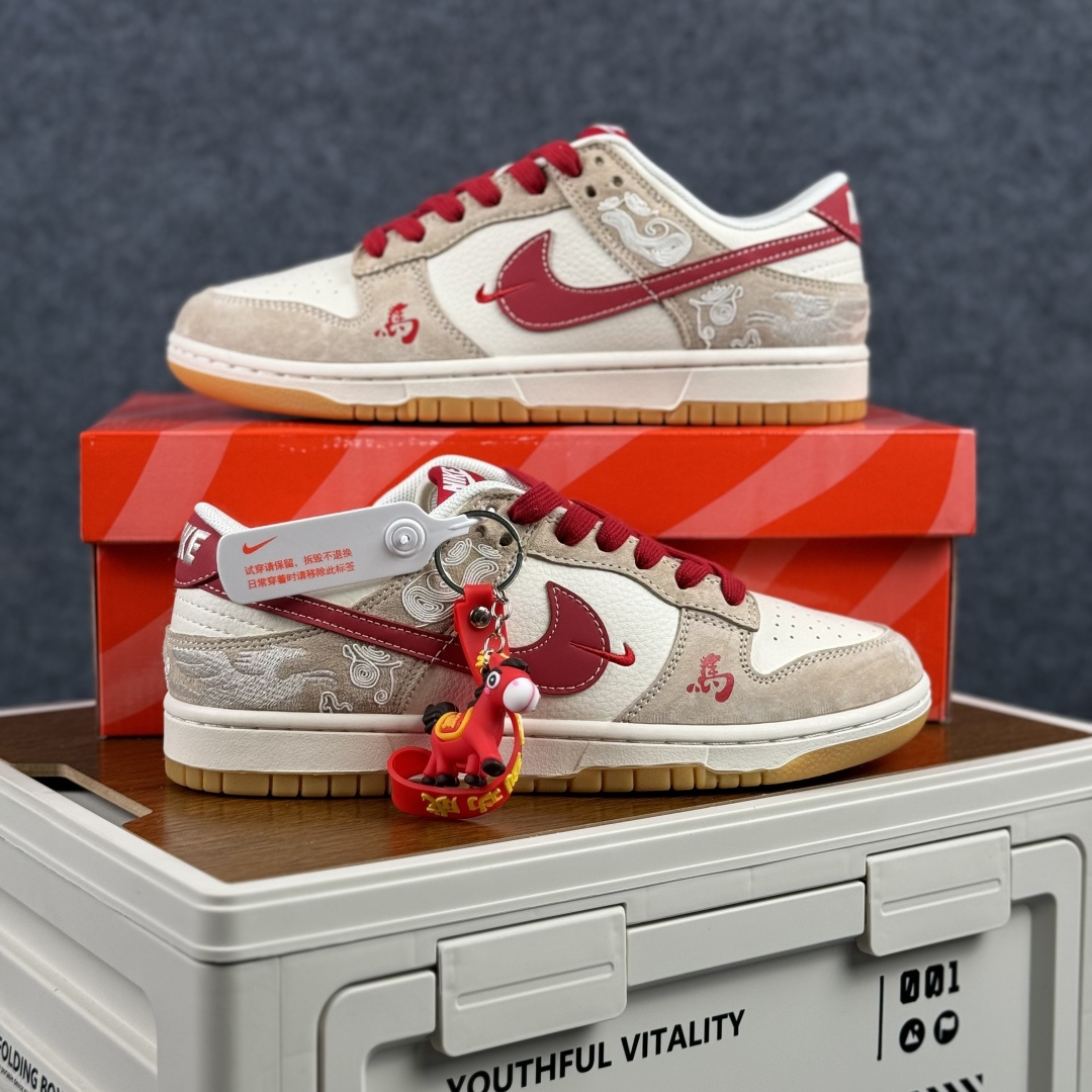 Nike Dunk Low 2026 丙午马年限定款 Swoosh 标识融入红金撞色的马形图案与火焰纹理 DX2688-016-Top High Quatity Cheap Sneakers Fashion Clothing Clothes Bags handbags Shoes of all Brand wholesale With The best Quality And Beautiful Price from China Factory Chinese suppliers wholesaler seller Nike Dunk Low 2026 丙午马年限定款 Swoosh 标识融入红金撞色的马形图案与火焰纹理 DX2688-016