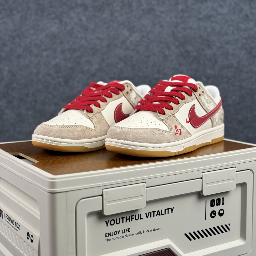 Nike Dunk Low 2026 丙午马年限定款 Swoosh 标识融入红金撞色的马形图案与火焰纹理 DX2688-016-Top High Quatity Cheap Sneakers Fashion Clothing Clothes Bags handbags Shoes of all Brand wholesale With The best Quality And Beautiful Price from China Factory Chinese suppliers wholesaler seller Nike Dunk Low 2026 丙午马年限定款 Swoosh 标识融入红金撞色的马形图案与火焰纹理 DX2688-016