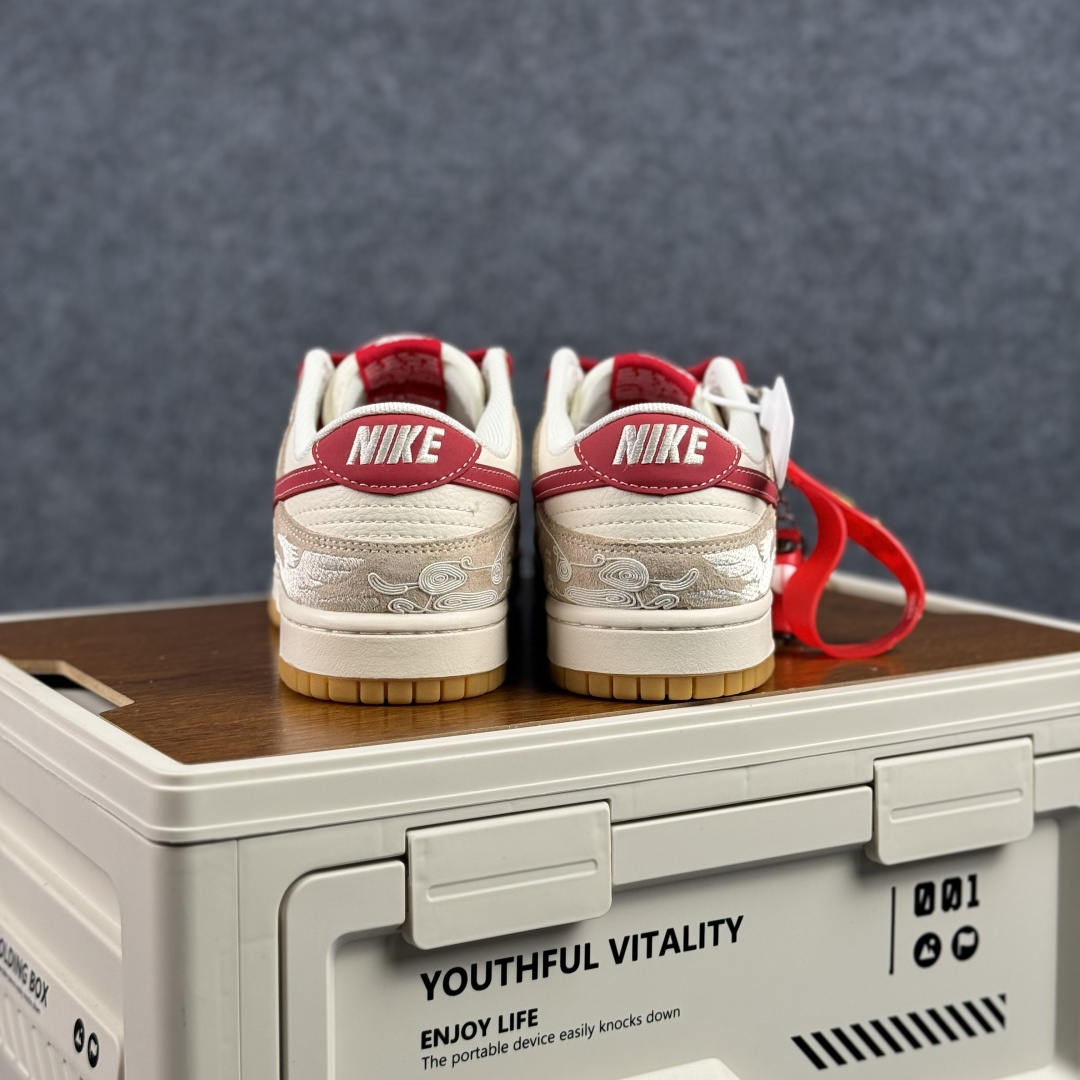Nike Dunk Low 2026 丙午马年限定款 Swoosh 标识融入红金撞色的马形图案与火焰纹理 DX2688-016-Top High Quatity Cheap Sneakers Fashion Clothing Clothes Bags handbags Shoes of all Brand wholesale With The best Quality And Beautiful Price from China Factory Chinese suppliers wholesaler seller Nike Dunk Low 2026 丙午马年限定款 Swoosh 标识融入红金撞色的马形图案与火焰纹理 DX2688-016