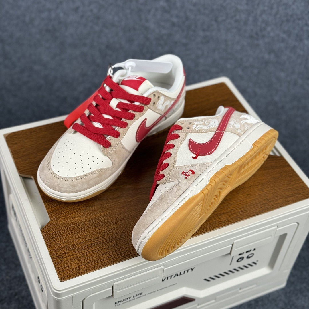 Nike Dunk Low 2026 丙午马年限定款 Swoosh 标识融入红金撞色的马形图案与火焰纹理 DX2688-016-Top High Quatity Cheap Sneakers Fashion Clothing Clothes Bags handbags Shoes of all Brand wholesale With The best Quality And Beautiful Price from China Factory Chinese suppliers wholesaler seller Nike Dunk Low 2026 丙午马年限定款 Swoosh 标识融入红金撞色的马形图案与火焰纹理 DX2688-016