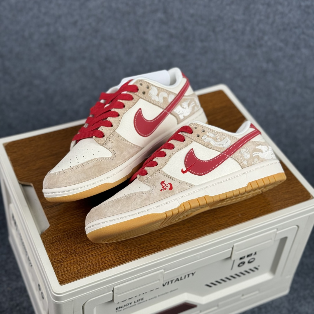 Nike Dunk Low 2026 丙午马年限定款 Swoosh 标识融入红金撞色的马形图案与火焰纹理 DX2688-016-Top High Quatity Cheap Sneakers Fashion Clothing Clothes Bags handbags Shoes of all Brand wholesale With The best Quality And Beautiful Price from China Factory Chinese suppliers wholesaler seller Nike Dunk Low 2026 丙午马年限定款 Swoosh 标识融入红金撞色的马形图案与火焰纹理 DX2688-016