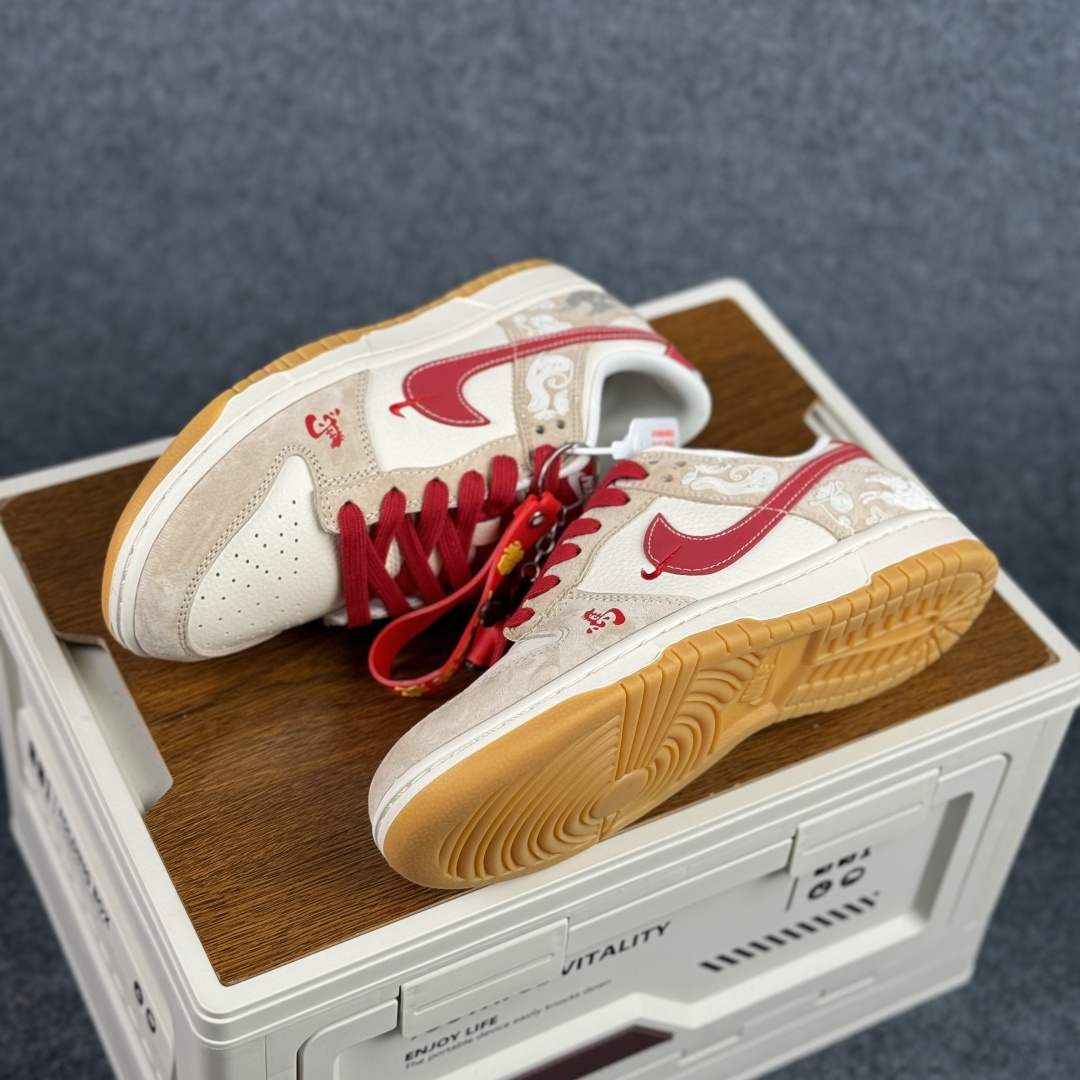 Nike Dunk Low 2026 丙午马年限定款 Swoosh 标识融入红金撞色的马形图案与火焰纹理 DX2688-016-Top High Quatity Cheap Sneakers Fashion Clothing Clothes Bags handbags Shoes of all Brand wholesale With The best Quality And Beautiful Price from China Factory Chinese suppliers wholesaler seller Nike Dunk Low 2026 丙午马年限定款 Swoosh 标识融入红金撞色的马形图案与火焰纹理 DX2688-016