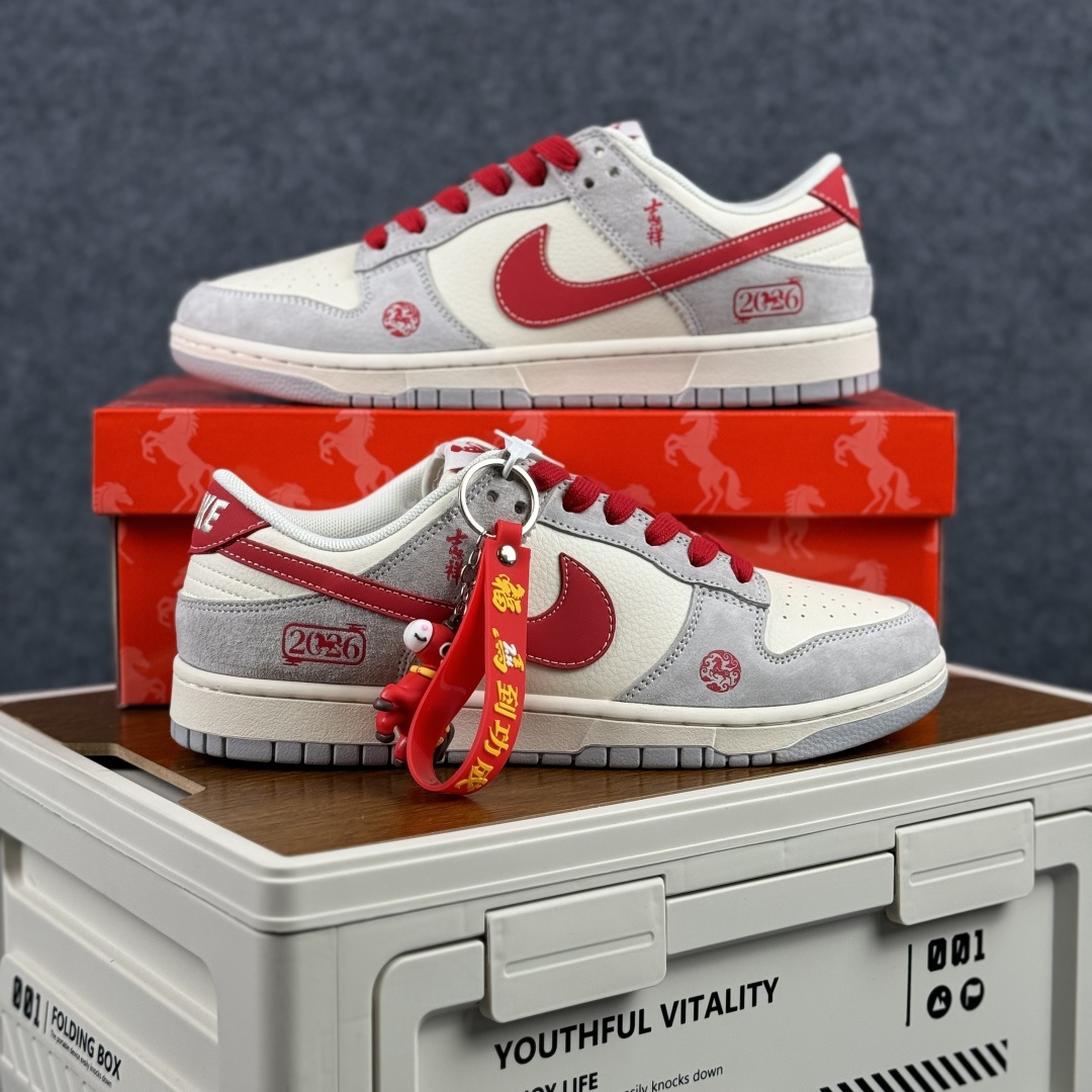Nike Dunk Low 2026 丙午马年限定款 Swoosh 标识融入红金撞色的马形图案与火焰纹理 FC1688-242-Top High Quatity Cheap Sneakers Fashion Clothing Clothes Bags handbags Shoes of all Brand wholesale With The best Quality And Beautiful Price from China Factory Chinese suppliers wholesaler seller Nike Dunk Low 2026 丙午马年限定款 Swoosh 标识融入红金撞色的马形图案与火焰纹理 FC1688-242