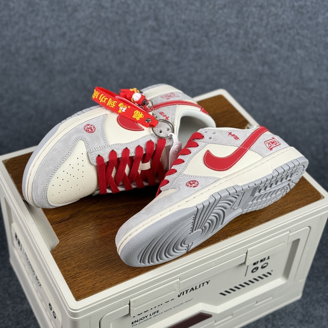Nike Dunk Low 2026 丙午马年限定款 Swoosh 标识融入红金撞色的马形图案与火焰纹理 FC1688-242-Top High Quatity Cheap Sneakers Fashion Clothing Clothes Bags handbags Shoes of all Brand wholesale With The best Quality And Beautiful Price from China Factory Chinese suppliers wholesaler seller Nike Dunk Low 2026 丙午马年限定款 Swoosh 标识融入红金撞色的马形图案与火焰纹理 FC1688-242
