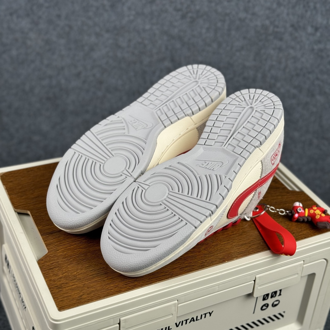 Nike Dunk Low 2026 丙午马年限定款 Swoosh 标识融入红金撞色的马形图案与火焰纹理 FC1688-242-Top High Quatity Cheap Sneakers Fashion Clothing Clothes Bags handbags Shoes of all Brand wholesale With The best Quality And Beautiful Price from China Factory Chinese suppliers wholesaler seller Nike Dunk Low 2026 丙午马年限定款 Swoosh 标识融入红金撞色的马形图案与火焰纹理 FC1688-242