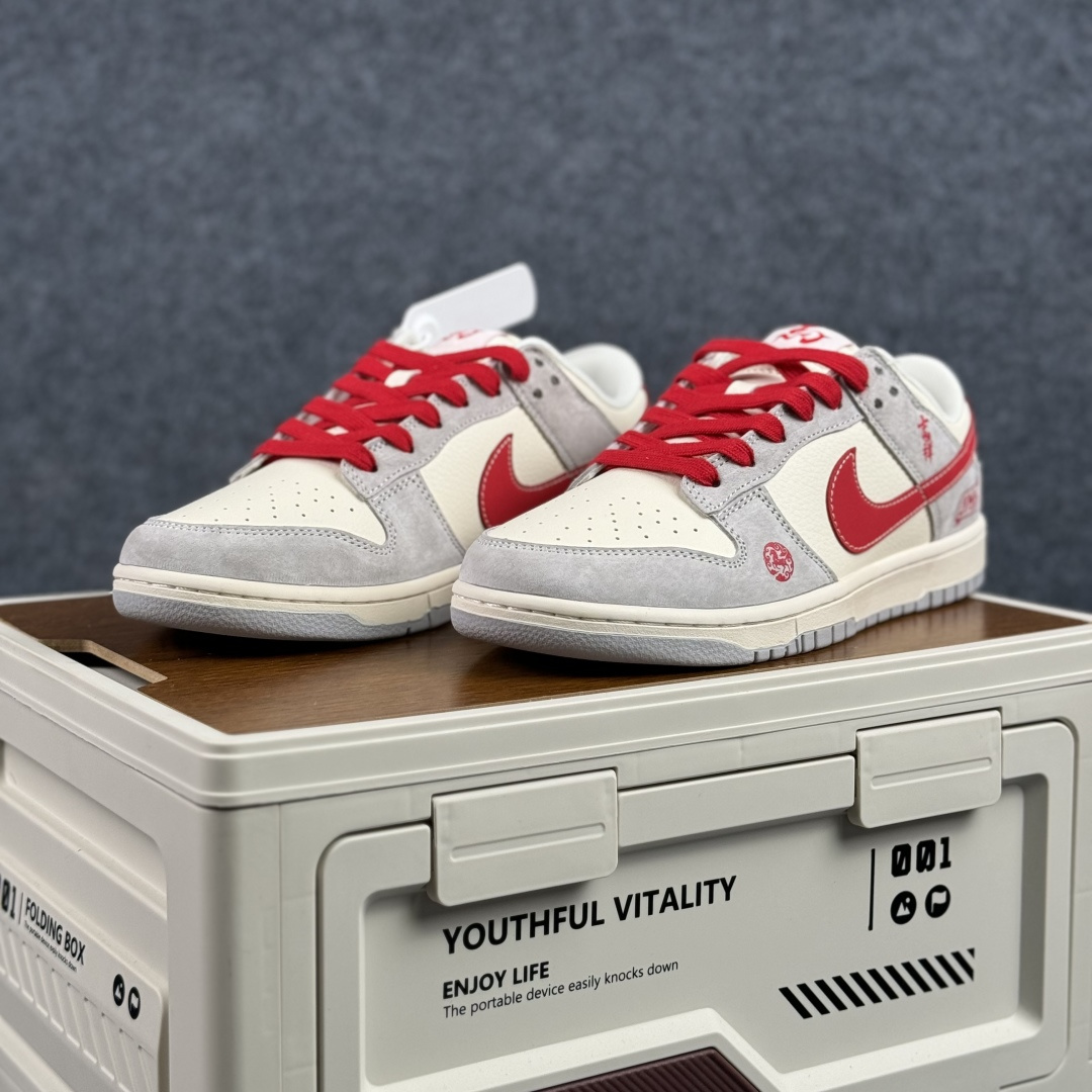 Nike Dunk Low 2026 丙午马年限定款 Swoosh 标识融入红金撞色的马形图案与火焰纹理 FC1688-242-Top High Quatity Cheap Sneakers Fashion Clothing Clothes Bags handbags Shoes of all Brand wholesale With The best Quality And Beautiful Price from China Factory Chinese suppliers wholesaler seller Nike Dunk Low 2026 丙午马年限定款 Swoosh 标识融入红金撞色的马形图案与火焰纹理 FC1688-242