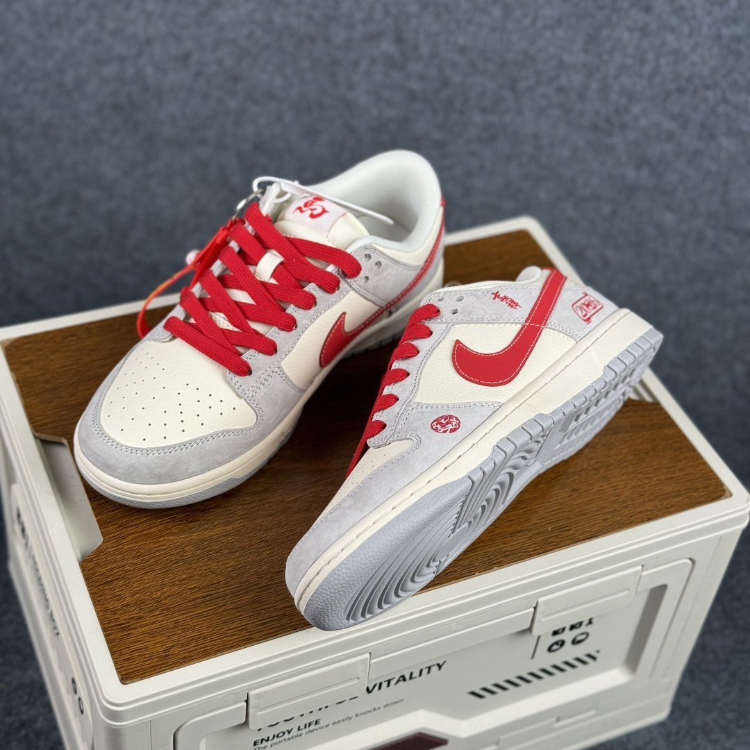 Nike Dunk Low 2026 丙午马年限定款 Swoosh 标识融入红金撞色的马形图案与火焰纹理 FC1688-242-Top High Quatity Cheap Sneakers Fashion Clothing Clothes Bags handbags Shoes of all Brand wholesale With The best Quality And Beautiful Price from China Factory Chinese suppliers wholesaler seller Nike Dunk Low 2026 丙午马年限定款 Swoosh 标识融入红金撞色的马形图案与火焰纹理 FC1688-242