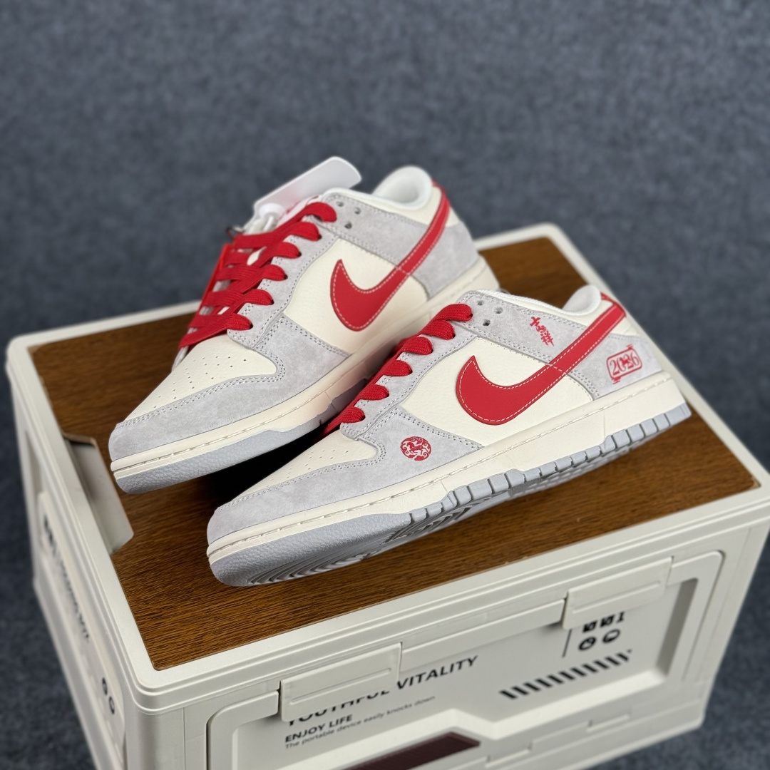 Nike Dunk Low 2026 丙午马年限定款 Swoosh 标识融入红金撞色的马形图案与火焰纹理 FC1688-242-Top High Quatity Cheap Sneakers Fashion Clothing Clothes Bags handbags Shoes of all Brand wholesale With The best Quality And Beautiful Price from China Factory Chinese suppliers wholesaler seller Nike Dunk Low 2026 丙午马年限定款 Swoosh 标识融入红金撞色的马形图案与火焰纹理 FC1688-242
