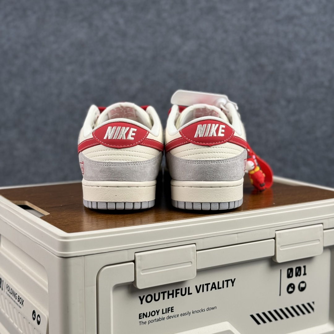 Nike Dunk Low 2026 丙午马年限定款 Swoosh 标识融入红金撞色的马形图案与火焰纹理 FC1688-242-Top High Quatity Cheap Sneakers Fashion Clothing Clothes Bags handbags Shoes of all Brand wholesale With The best Quality And Beautiful Price from China Factory Chinese suppliers wholesaler seller Nike Dunk Low 2026 丙午马年限定款 Swoosh 标识融入红金撞色的马形图案与火焰纹理 FC1688-242