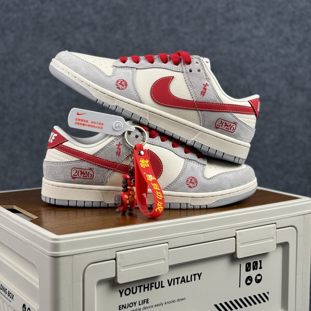 Nike Dunk Low 2026 丙午马年限定款 Swoosh 标识融入红金撞色的马形图案与火焰纹理 FC1688-242-Top High Quatity Cheap Sneakers Fashion Clothing Clothes Bags handbags Shoes of all Brand wholesale With The best Quality And Beautiful Price from China Factory Chinese suppliers wholesaler seller Nike Dunk Low 2026 丙午马年限定款 Swoosh 标识融入红金撞色的马形图案与火焰纹理 FC1688-242
