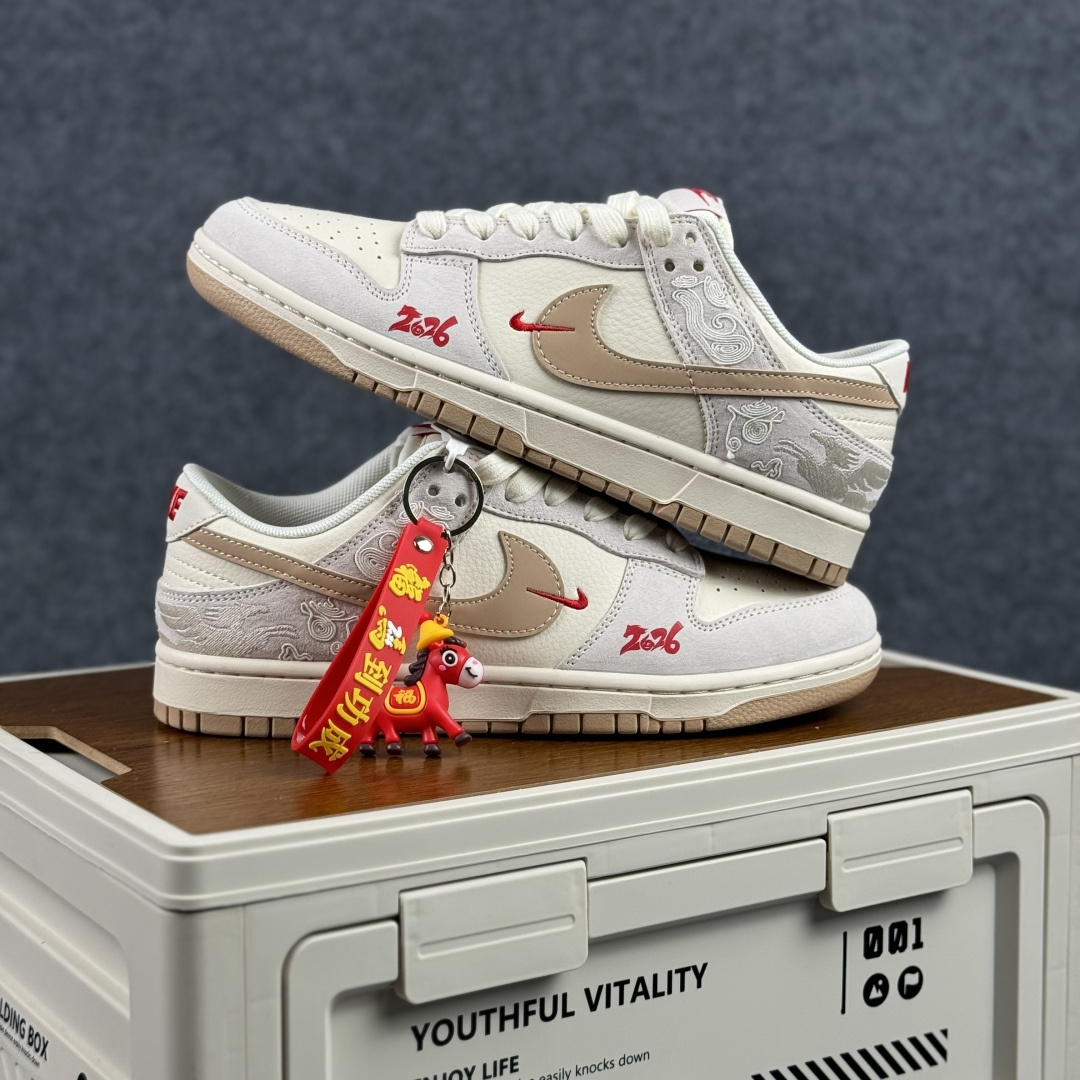 280 Nike Dunk Low 2026 丙午马年限定款 Swoosh 标识融入红金撞色的马形图案与火焰纹理 MY9969-903