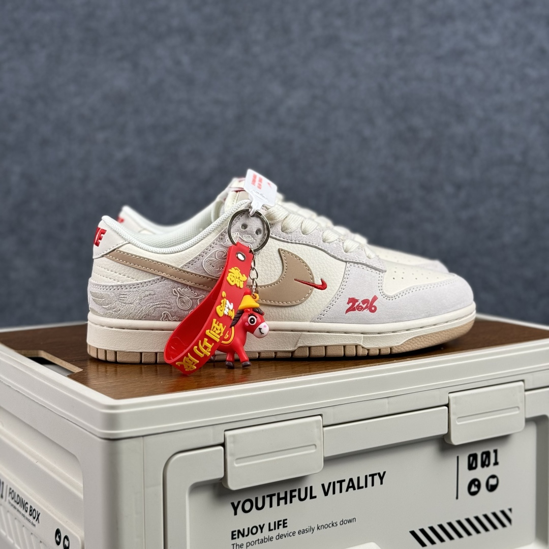 280 Nike Dunk Low 2026 丙午马年限定款 Swoosh 标识融入红金撞色的马形图案与火焰纹理 MY9969-903