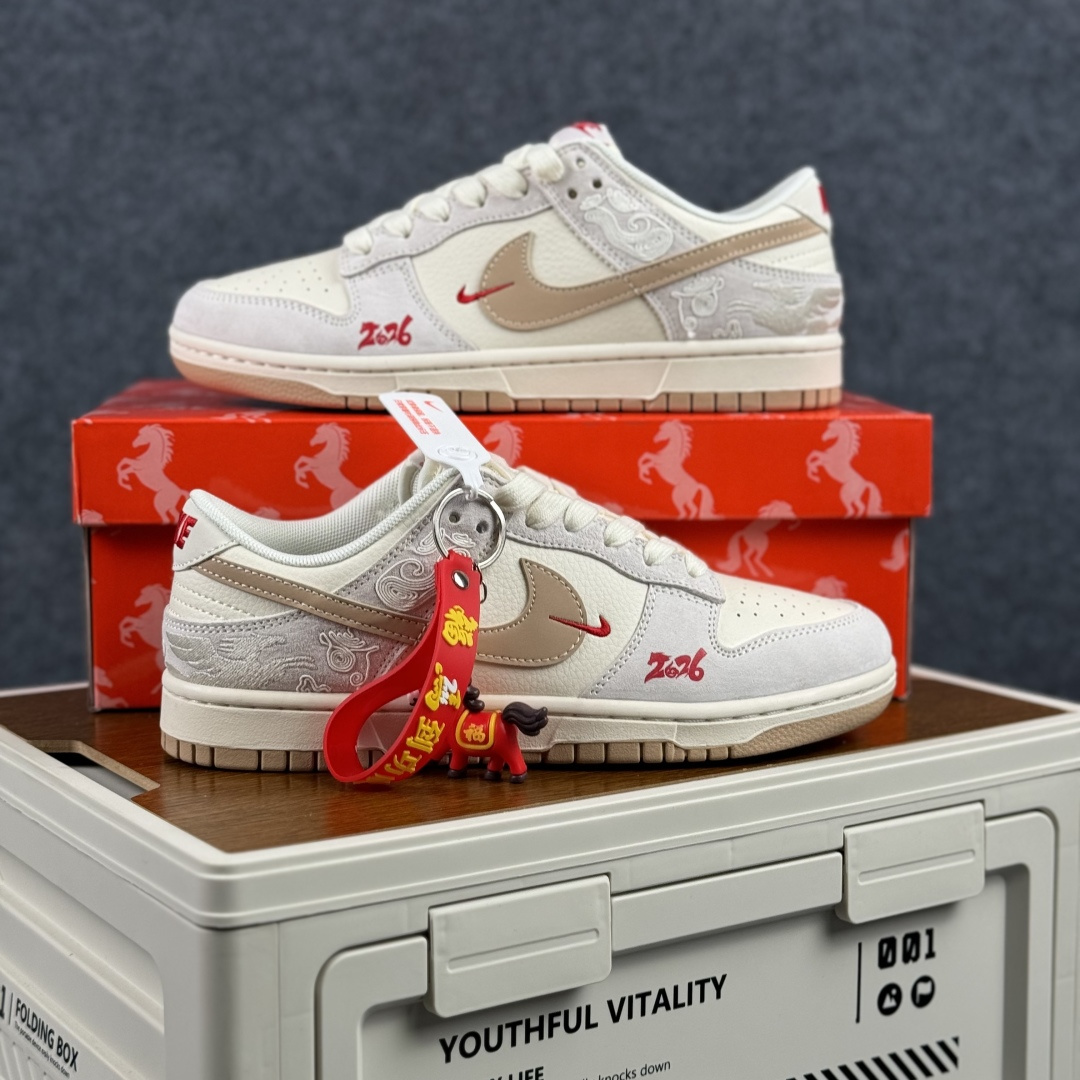 280 Nike Dunk Low 2026 丙午马年限定款 Swoosh 标识融入红金撞色的马形图案与火焰纹理 MY9969-903