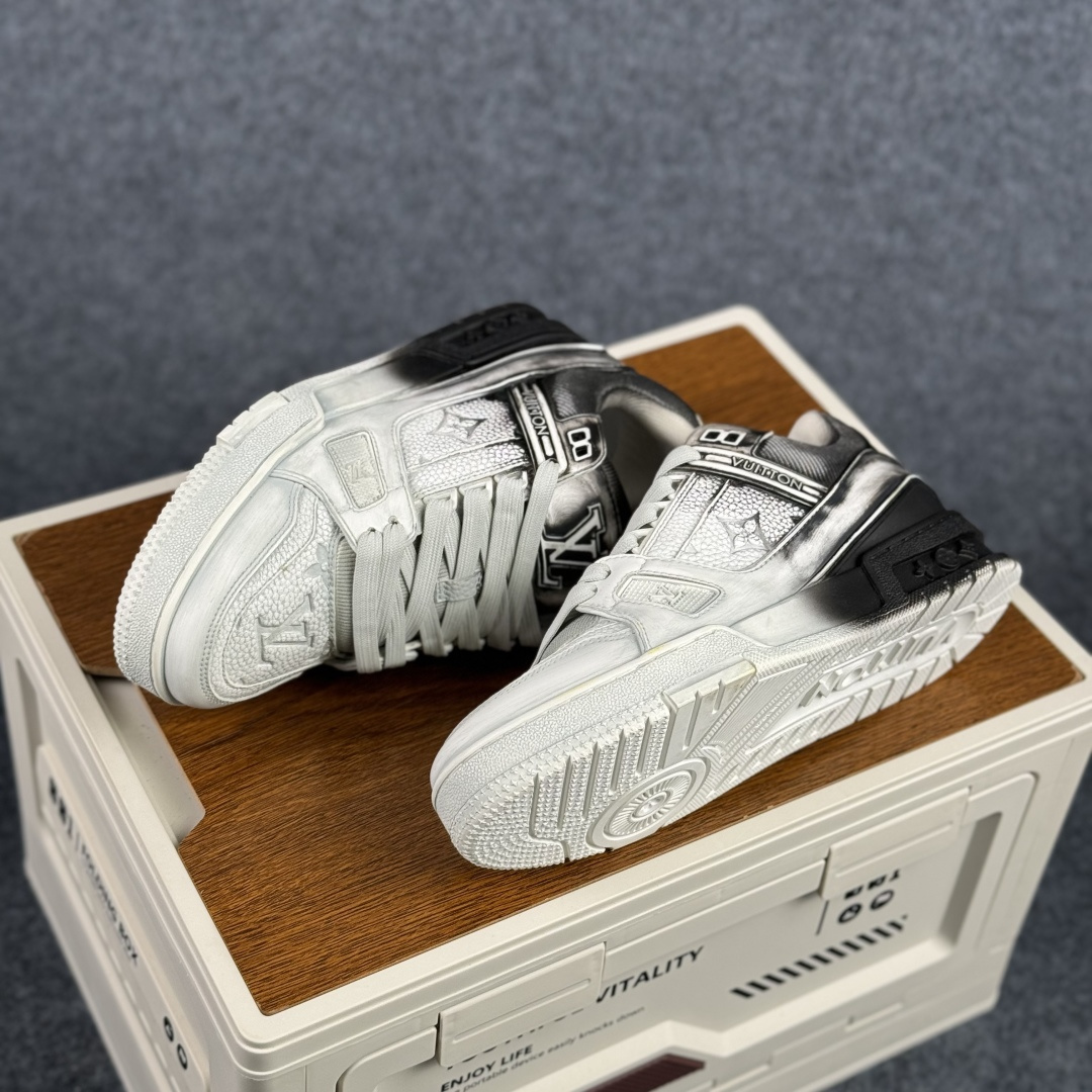 550 LOUIS VUITTON 路易威登 LV Trainer 板鞋