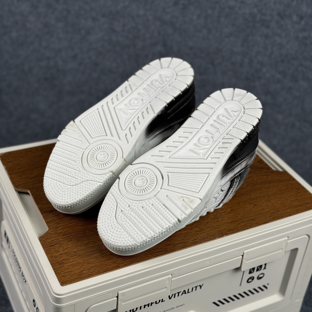 550 LOUIS VUITTON 路易威登 LV Trainer 板鞋