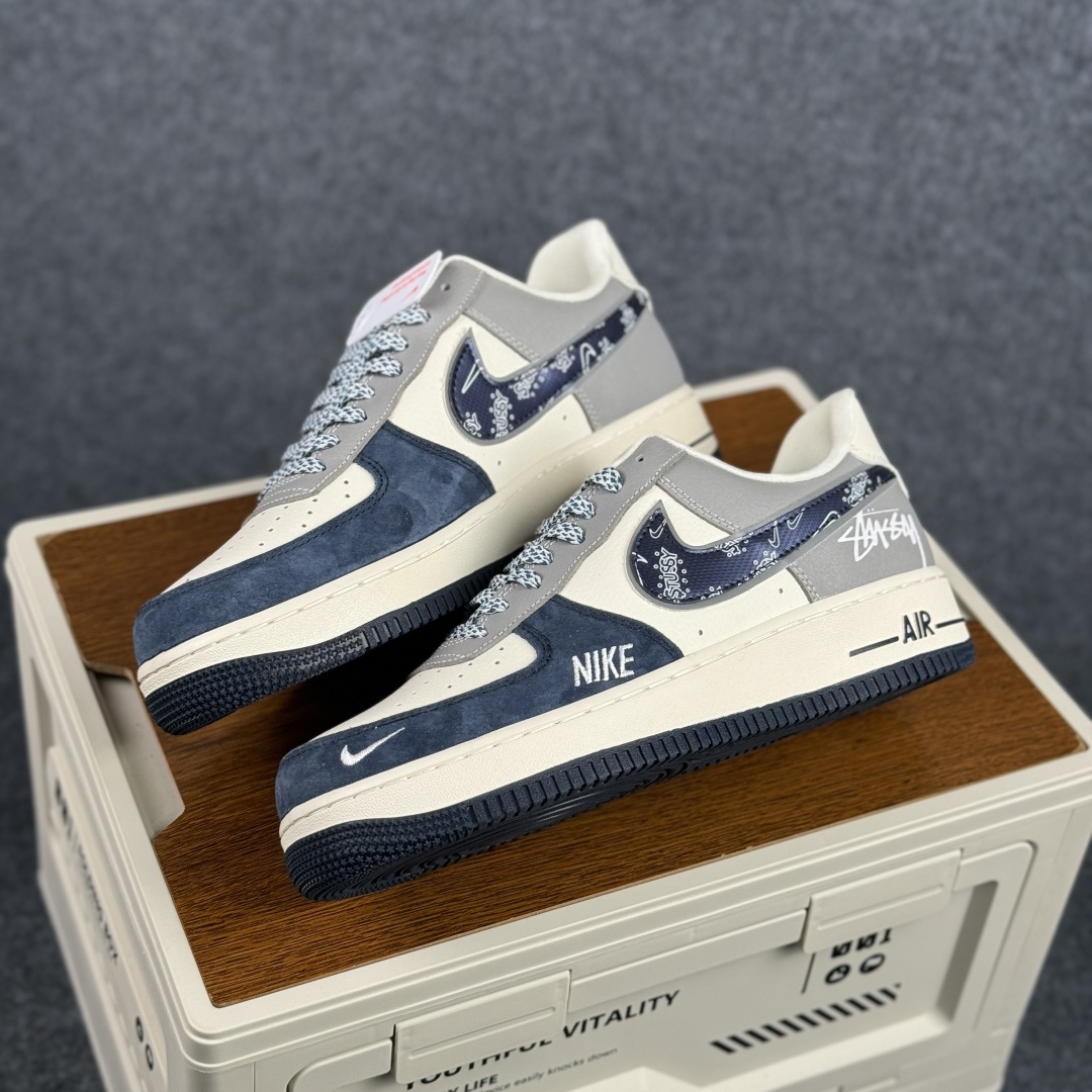 260 Nike Air Force 1 Low x Stüssy 联名 复古街头 质感拉满 当传奇鞋型遇上西海岸潮流符号 SS1979-014-Chinese UA Cheap High Quatity Brand Clothes Bags handbags Sneakers wholesale wholesaler seller from China Factory suppliers Fashion Clothing Shoes best Quality Beautiful Price 260 Nike Air Force 1 Low x Stüssy 联名 复古街头 质感拉满 当传奇鞋型遇上西海岸潮流符号 SS1979-014