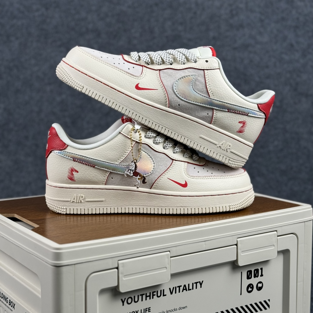 260 Nike Air Force 1 Low 2026 丙午马年限定款 采用米白 浅灰柔和配色 XT6998-107