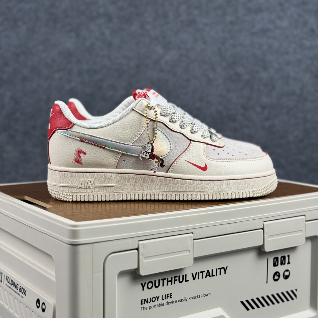 260 Nike Air Force 1 Low 2026 丙午马年限定款 采用米白 浅灰柔和配色 XT6998-107