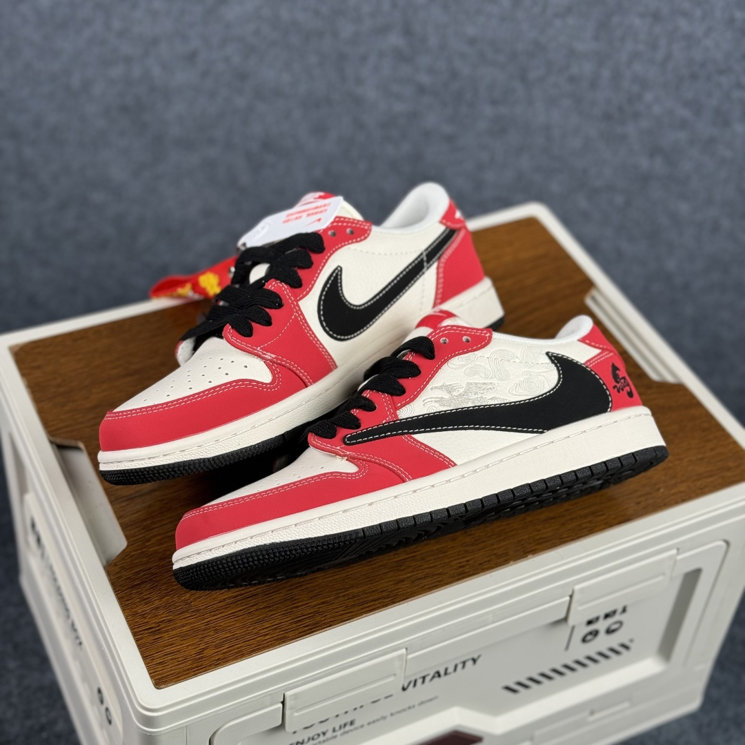 280 马年定制 Air Jordan Low 红运开年 步步生风 当经典芝加哥配色遇上甲辰马年的祥瑞图腾 MY9969-801-Chinese UA Cheap High Quatity Brand Clothes Bags handbags Sneakers wholesale wholesaler seller from China Factory suppliers Fashion Clothing Shoes best Quality Beautiful Price 280 马年定制 Air Jordan Low 红运开年 步步生风 当经典芝加哥配色遇上甲辰马年的祥瑞图腾 MY9969-801