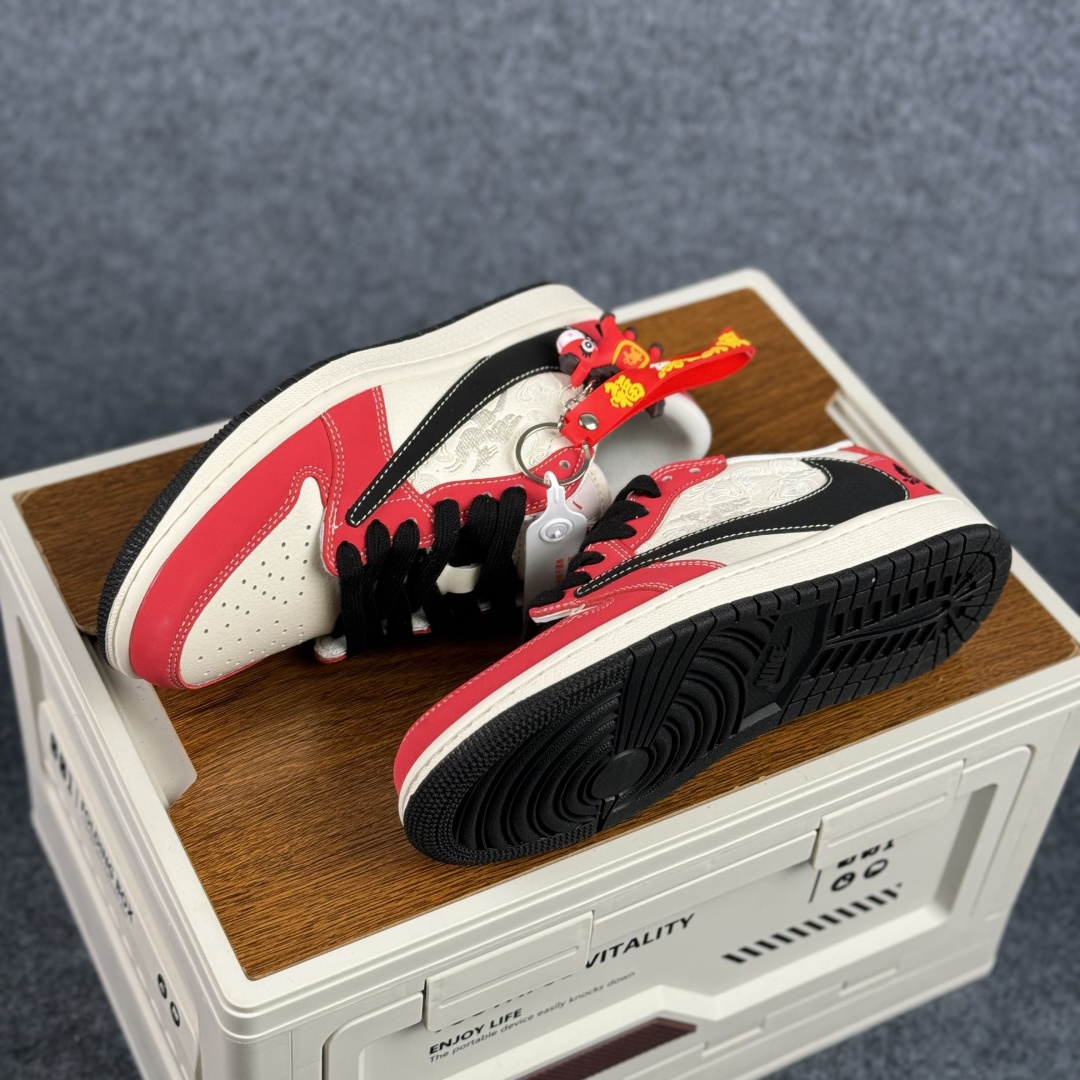 280 马年定制 Air Jordan Low 红运开年 步步生风 当经典芝加哥配色遇上甲辰马年的祥瑞图腾 MY9969-801-Chinese UA Cheap High Quatity Brand Clothes Bags handbags Sneakers wholesale wholesaler seller from China Factory suppliers Fashion Clothing Shoes best Quality Beautiful Price 280 马年定制 Air Jordan Low 红运开年 步步生风 当经典芝加哥配色遇上甲辰马年的祥瑞图腾 MY9969-801