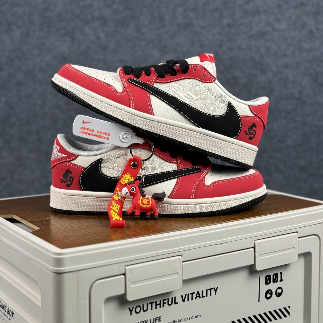 280 马年定制 Air Jordan Low 红运开年 步步生风 当经典芝加哥配色遇上甲辰马年的祥瑞图腾 MY9969-801-Chinese UA Cheap High Quatity Brand Clothes Bags handbags Sneakers wholesale wholesaler seller from China Factory suppliers Fashion Clothing Shoes best Quality Beautiful Price 280 马年定制 Air Jordan Low 红运开年 步步生风 当经典芝加哥配色遇上甲辰马年的祥瑞图腾 MY9969-801