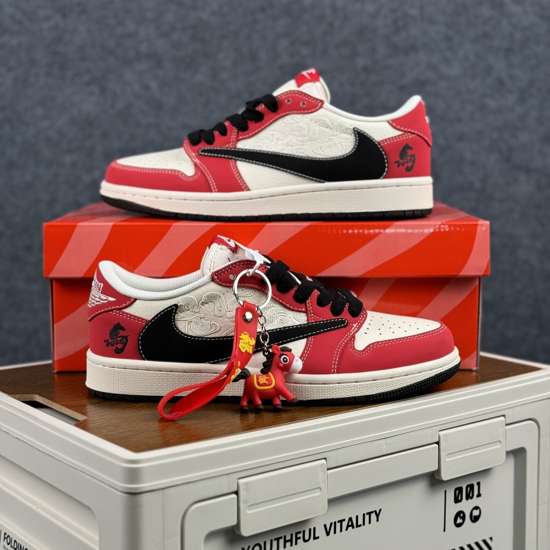 280 马年定制 Air Jordan Low 红运开年 步步生风 当经典芝加哥配色遇上甲辰马年的祥瑞图腾 MY9969-801-Chinese UA Cheap High Quatity Brand Clothes Bags handbags Sneakers wholesale wholesaler seller from China Factory suppliers Fashion Clothing Shoes best Quality Beautiful Price 280 马年定制 Air Jordan Low 红运开年 步步生风 当经典芝加哥配色遇上甲辰马年的祥瑞图腾 MY9969-801