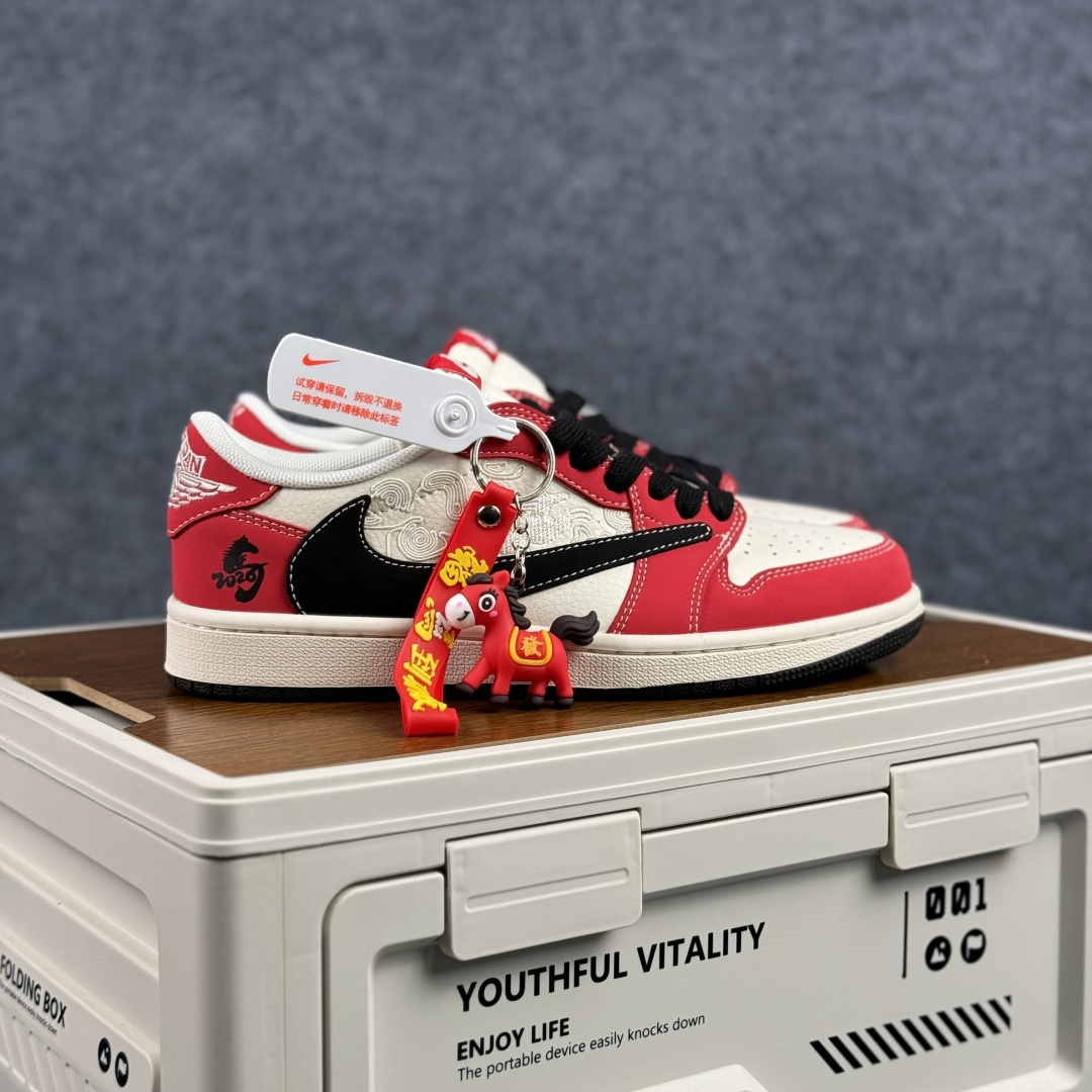 280 马年定制 Air Jordan Low 红运开年 步步生风 当经典芝加哥配色遇上甲辰马年的祥瑞图腾 MY9969-801-Chinese UA Cheap High Quatity Brand Clothes Bags handbags Sneakers wholesale wholesaler seller from China Factory suppliers Fashion Clothing Shoes best Quality Beautiful Price 280 马年定制 Air Jordan Low 红运开年 步步生风 当经典芝加哥配色遇上甲辰马年的祥瑞图腾 MY9969-801