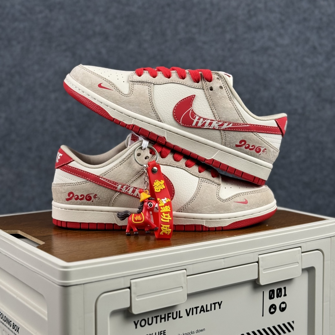 Nike Dunk Low 2026 丙午马年限定款 采用浅灰麂皮 XT6998-120-Top High Quatity Cheap Sneakers Fashion Clothing Clothes Bags handbags Shoes of all Brand wholesale With The best Quality And Beautiful Price from China Factory Chinese suppliers wholesaler seller Nike Dunk Low 2026 丙午马年限定款 采用浅灰麂皮 XT6998-120