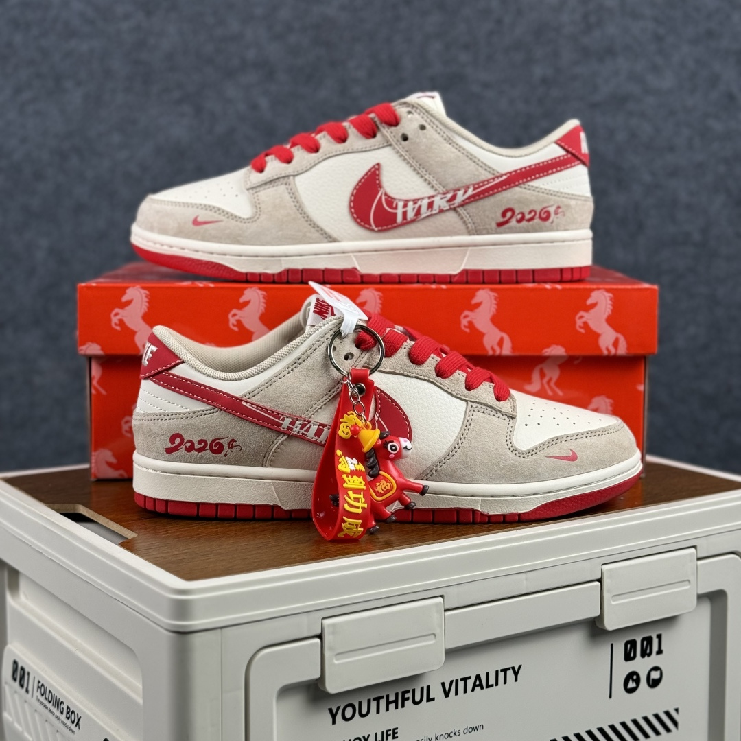Nike Dunk Low 2026 丙午马年限定款 采用浅灰麂皮 XT6998-120-Top High Quatity Cheap Sneakers Fashion Clothing Clothes Bags handbags Shoes of all Brand wholesale With The best Quality And Beautiful Price from China Factory Chinese suppliers wholesaler seller Nike Dunk Low 2026 丙午马年限定款 采用浅灰麂皮 XT6998-120