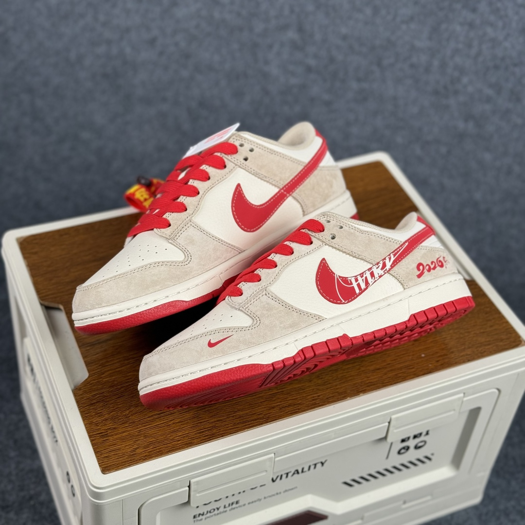 Nike Dunk Low 2026 丙午马年限定款 采用浅灰麂皮 XT6998-120-Top High Quatity Cheap Sneakers Fashion Clothing Clothes Bags handbags Shoes of all Brand wholesale With The best Quality And Beautiful Price from China Factory Chinese suppliers wholesaler seller Nike Dunk Low 2026 丙午马年限定款 采用浅灰麂皮 XT6998-120