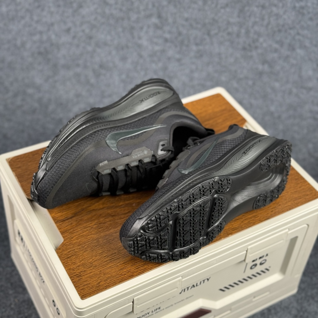 J版 Nike Air Zoom Vomero 18 GTX 登月18 缓震休闲跑鞋 HQ7001-001-Top High Quatity Cheap Sneakers Fashion Clothing Clothes Bags handbags Shoes of all Brand wholesale With The best Quality And Beautiful Price from China Factory Chinese suppliers wholesaler seller J版 Nike Air Zoom Vomero 18 GTX 登月18 缓震休闲跑鞋 HQ7001-001