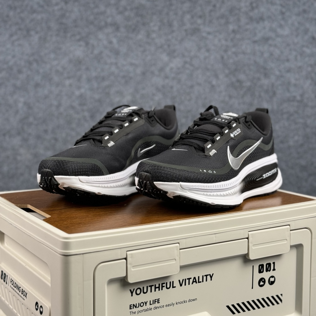 190 J版 Nike Air Zoom Vomero 18 GTX 登月18 缓震休闲跑鞋 HQ7001-002-Chinese UA Cheap High Quatity Brand Clothes Bags handbags Sneakers wholesale wholesaler seller from China Factory suppliers Fashion Clothing Shoes best Quality Beautiful Price 190 J版 Nike Air Zoom Vomero 18 GTX 登月18 缓震休闲跑鞋 HQ7001-002