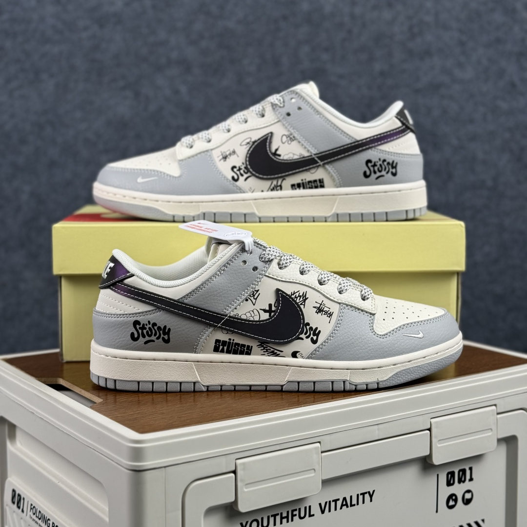 街头涂鸦风 · Nike Dunk Low 联名款 当复古滑板鞋遇上美式涂鸦文化 XS6089-633