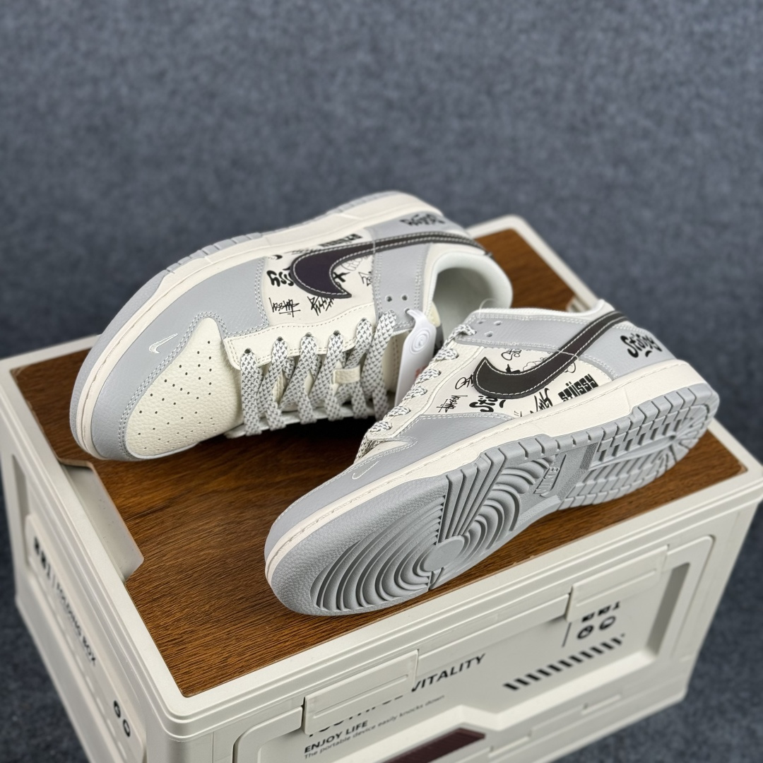 街头涂鸦风 · Nike Dunk Low 联名款 当复古滑板鞋遇上美式涂鸦文化 XS6089-633