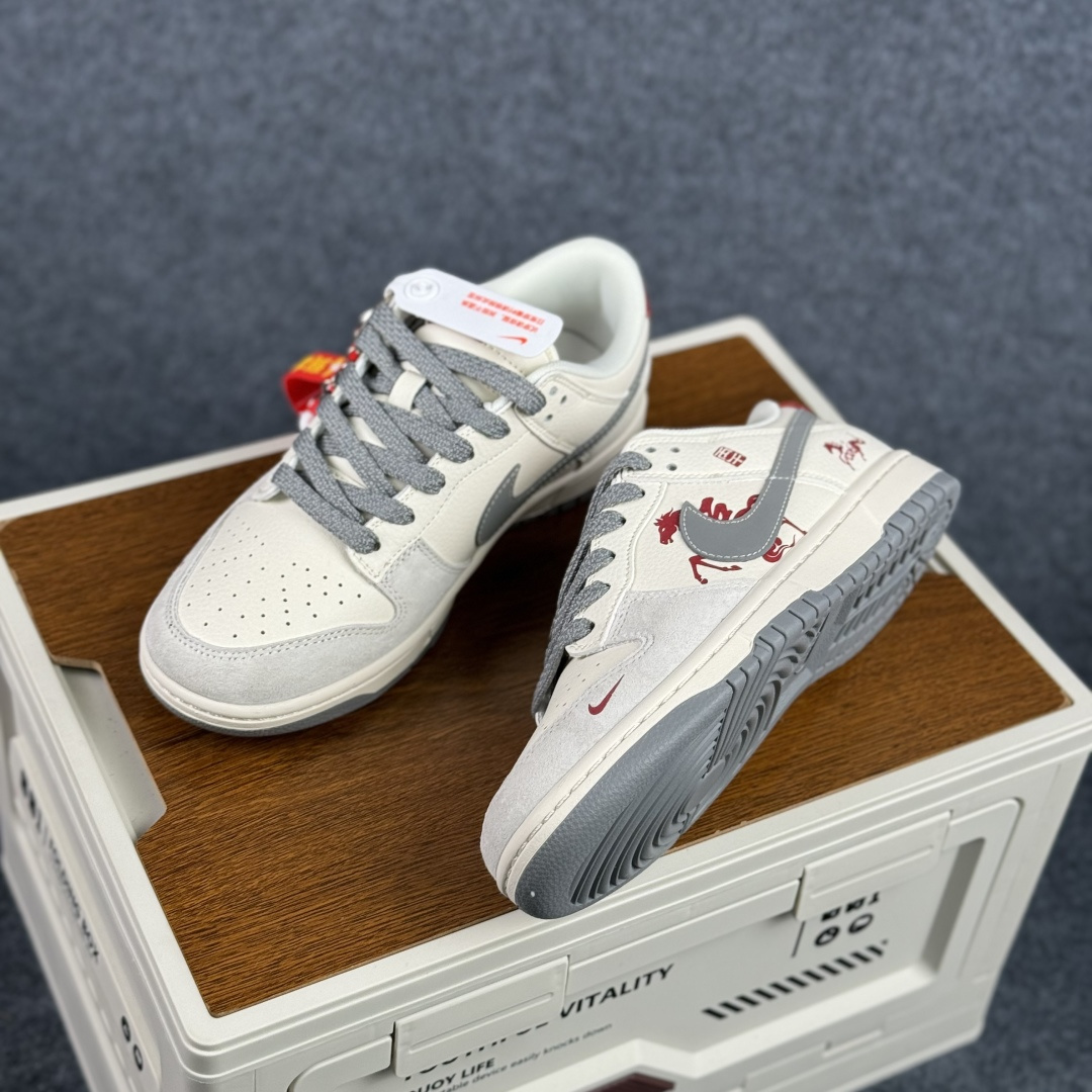 Nike SB Dunk Low RETRO 马年限定 高端定制 低帮休闲板鞋 LX1988-813-Top High Quatity Cheap Sneakers Fashion Clothing Clothes Bags handbags Shoes of all Brand wholesale With The best Quality And Beautiful Price from China Factory Chinese suppliers wholesaler seller Nike SB Dunk Low RETRO 马年限定 高端定制 低帮休闲板鞋 LX1988-813