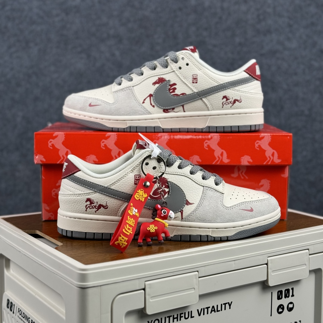 Nike SB Dunk Low RETRO 马年限定 高端定制 低帮休闲板鞋 LX1988-813-Top High Quatity Cheap Sneakers Fashion Clothing Clothes Bags handbags Shoes of all Brand wholesale With The best Quality And Beautiful Price from China Factory Chinese suppliers wholesaler seller Nike SB Dunk Low RETRO 马年限定 高端定制 低帮休闲板鞋 LX1988-813