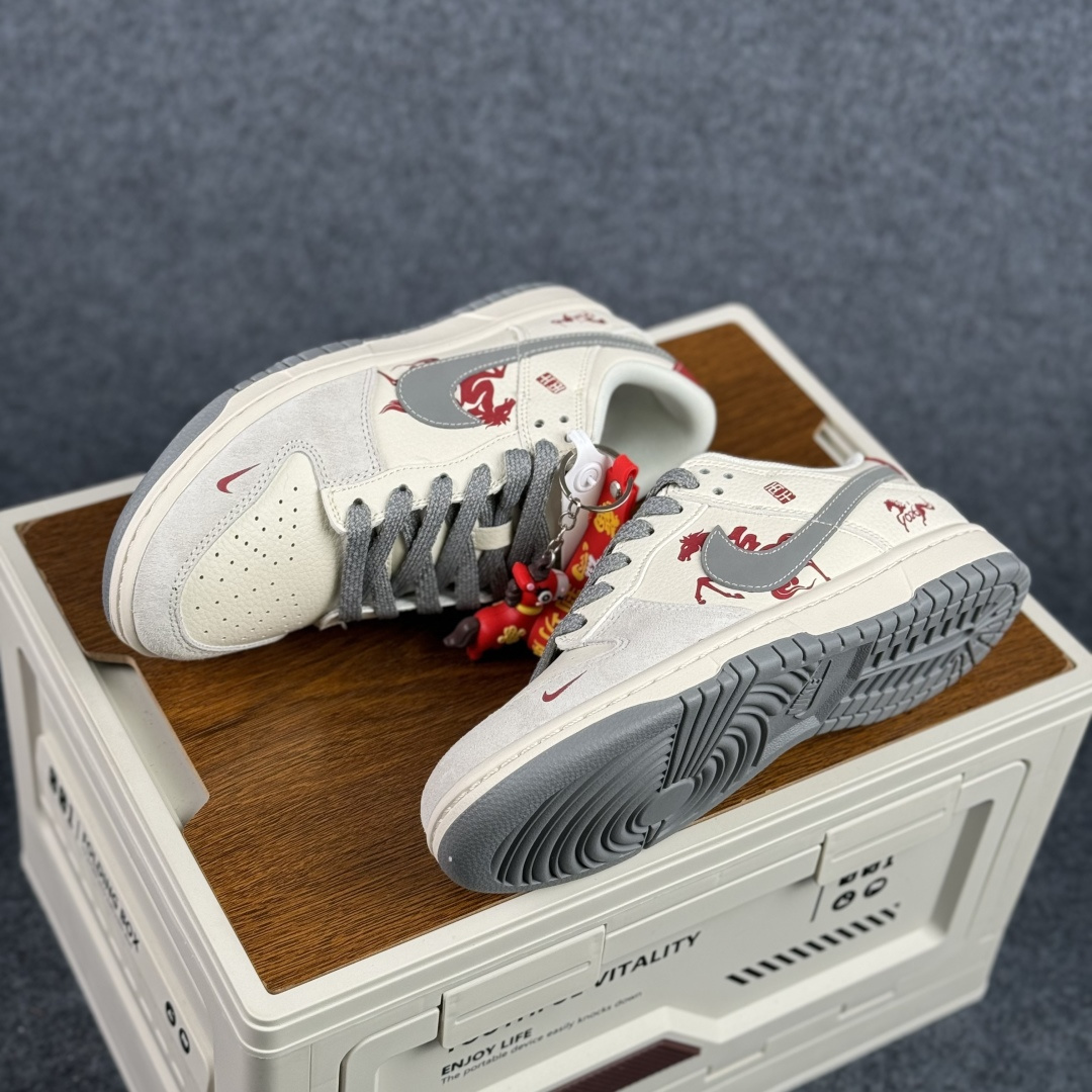 Nike SB Dunk Low RETRO 马年限定 高端定制 低帮休闲板鞋 LX1988-813-Top High Quatity Cheap Sneakers Fashion Clothing Clothes Bags handbags Shoes of all Brand wholesale With The best Quality And Beautiful Price from China Factory Chinese suppliers wholesaler seller Nike SB Dunk Low RETRO 马年限定 高端定制 低帮休闲板鞋 LX1988-813