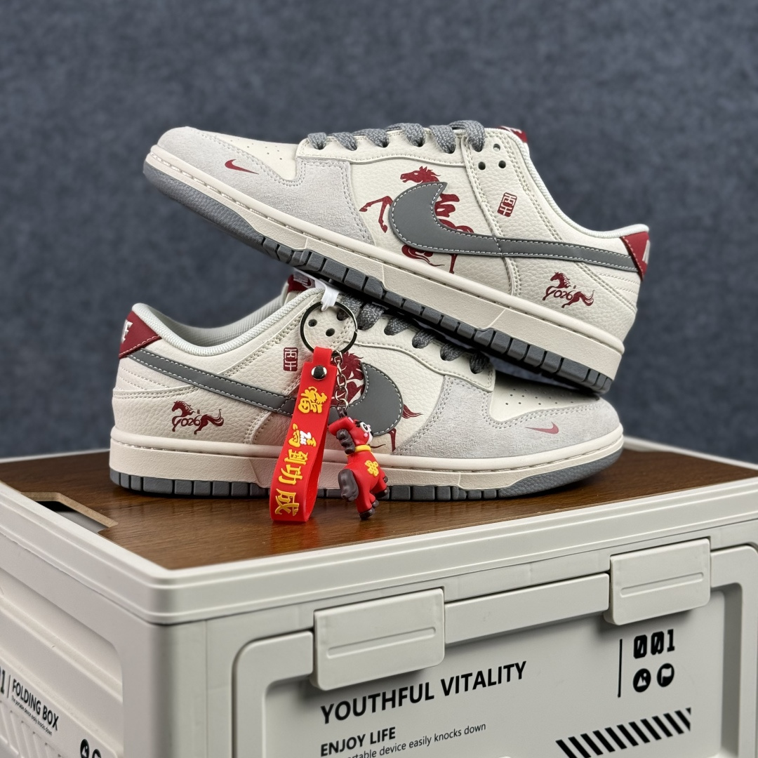 Nike SB Dunk Low RETRO 马年限定 高端定制 低帮休闲板鞋 LX1988-813-Top High Quatity Cheap Sneakers Fashion Clothing Clothes Bags handbags Shoes of all Brand wholesale With The best Quality And Beautiful Price from China Factory Chinese suppliers wholesaler seller Nike SB Dunk Low RETRO 马年限定 高端定制 低帮休闲板鞋 LX1988-813