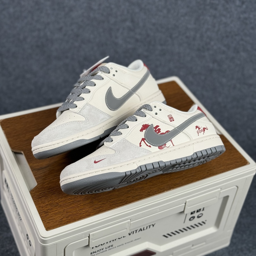 Nike SB Dunk Low RETRO 马年限定 高端定制 低帮休闲板鞋 LX1988-813-Top High Quatity Cheap Sneakers Fashion Clothing Clothes Bags handbags Shoes of all Brand wholesale With The best Quality And Beautiful Price from China Factory Chinese suppliers wholesaler seller Nike SB Dunk Low RETRO 马年限定 高端定制 低帮休闲板鞋 LX1988-813