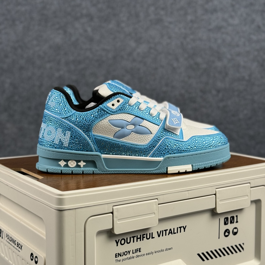 550 LOUIS VUITTON 路易威登 四叶草水晶钻系列 LV Trainer 板鞋-Chinese UA Cheap High Quatity Brand Clothes Bags handbags Sneakers wholesale wholesaler seller from China Factory suppliers Fashion Clothing Shoes best Quality Beautiful Price 550 LOUIS VUITTON 路易威登 四叶草水晶钻系列 LV Trainer 板鞋