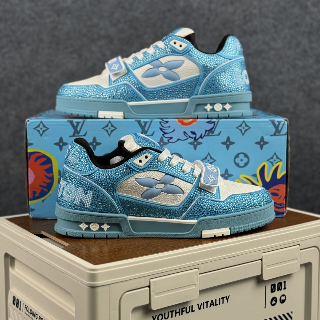 550 LOUIS VUITTON 路易威登 四叶草水晶钻系列 LV Trainer 板鞋-Chinese UA Cheap High Quatity Brand Clothes Bags handbags Sneakers wholesale wholesaler seller from China Factory suppliers Fashion Clothing Shoes best Quality Beautiful Price 550 LOUIS VUITTON 路易威登 四叶草水晶钻系列 LV Trainer 板鞋