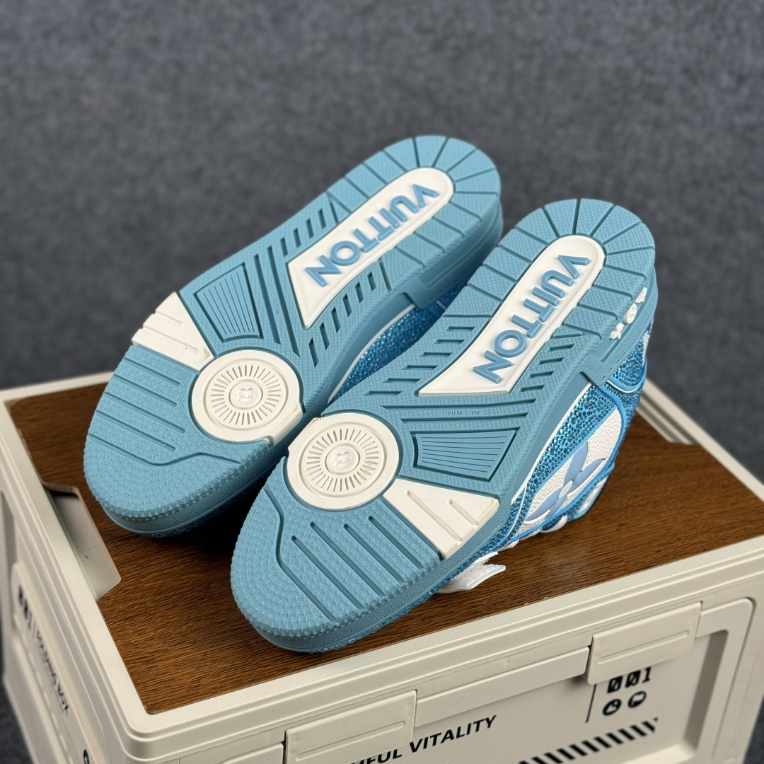 550 LOUIS VUITTON 路易威登 四叶草水晶钻系列 LV Trainer 板鞋-Chinese UA Cheap High Quatity Brand Clothes Bags handbags Sneakers wholesale wholesaler seller from China Factory suppliers Fashion Clothing Shoes best Quality Beautiful Price 550 LOUIS VUITTON 路易威登 四叶草水晶钻系列 LV Trainer 板鞋
