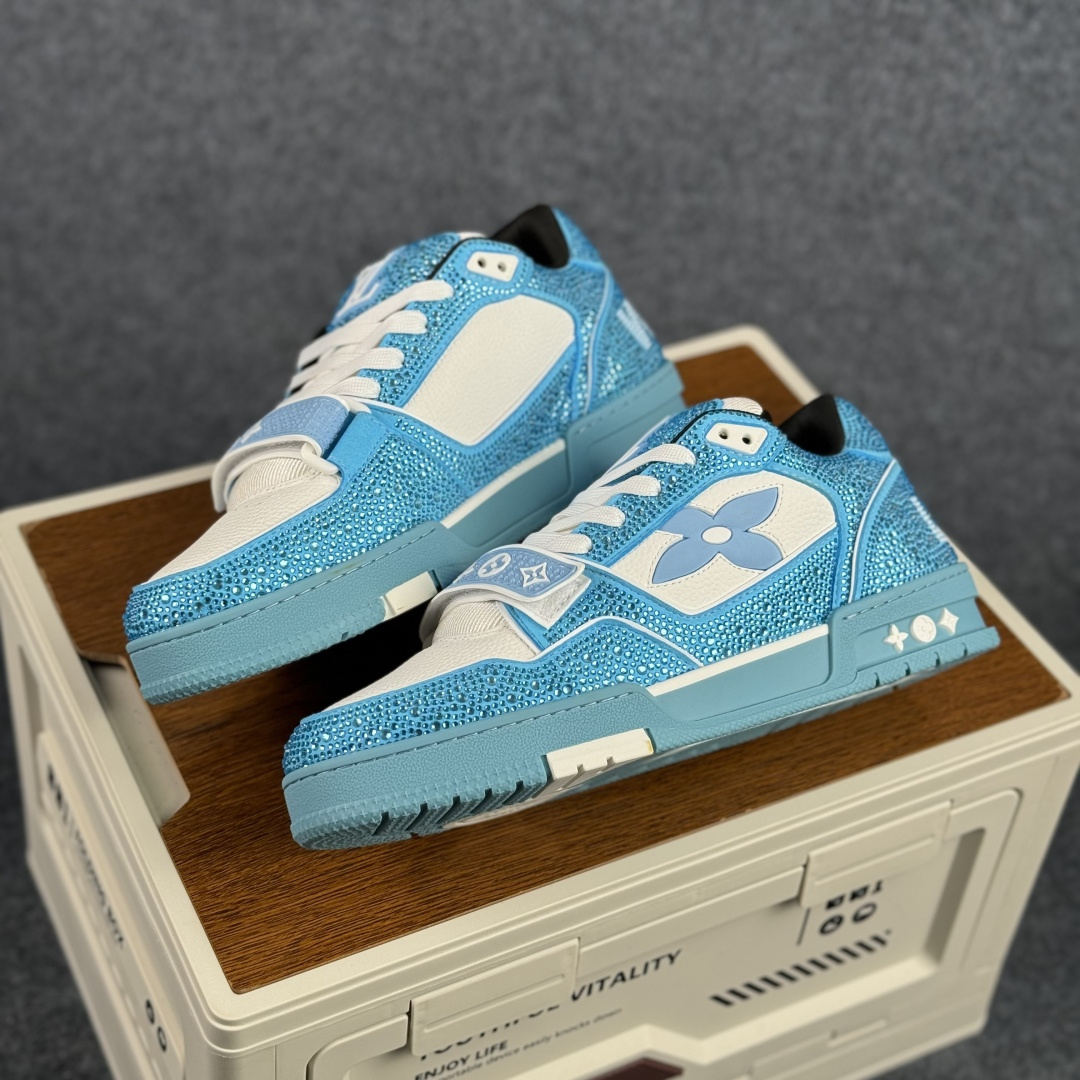 550 LOUIS VUITTON 路易威登 四叶草水晶钻系列 LV Trainer 板鞋-Chinese UA Cheap High Quatity Brand Clothes Bags handbags Sneakers wholesale wholesaler seller from China Factory suppliers Fashion Clothing Shoes best Quality Beautiful Price 550 LOUIS VUITTON 路易威登 四叶草水晶钻系列 LV Trainer 板鞋