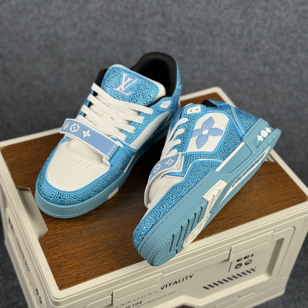 550 LOUIS VUITTON 路易威登 四叶草水晶钻系列 LV Trainer 板鞋-Chinese UA Cheap High Quatity Brand Clothes Bags handbags Sneakers wholesale wholesaler seller from China Factory suppliers Fashion Clothing Shoes best Quality Beautiful Price 550 LOUIS VUITTON 路易威登 四叶草水晶钻系列 LV Trainer 板鞋